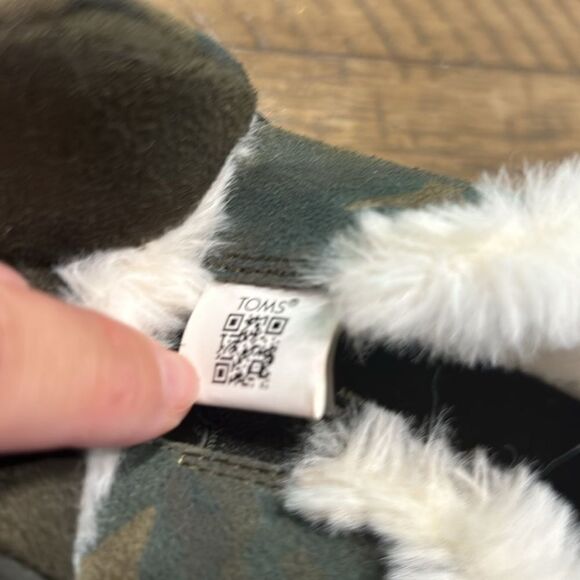 Toms Green Camo Slip-On Shoes with White Fur Lining - Picture 10 of 13